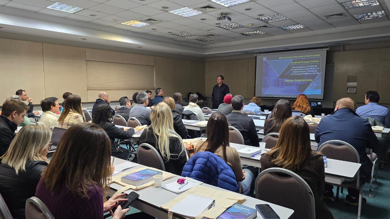 Servidores da Fazenda participam de curso de gestão orçamentária com Paulo Feijó