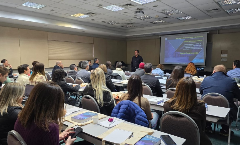 Servidores da Fazenda participam de curso de gestão orçamentária com Paulo Feijó