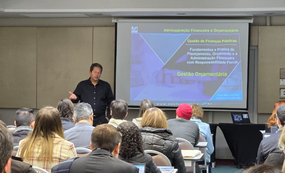 Servidores da Fazenda participam de curso de gestão orçamentária com Paulo Feijó